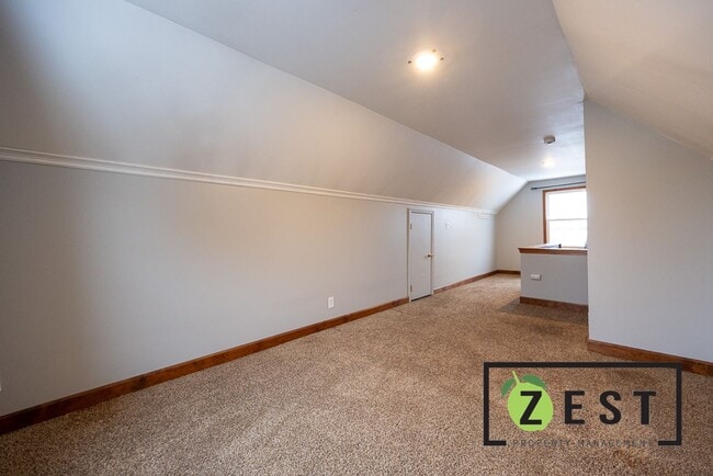 Building Photo - Amazing 3 Bedroom 1 Bathroom - $1500