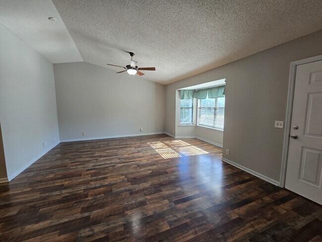 Building Photo - 425 Sunnyside Dr