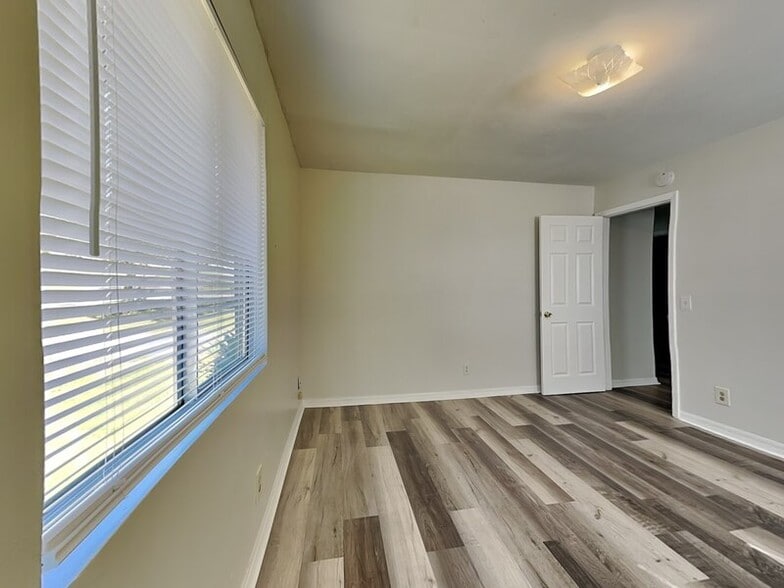 Building Photo - 1527 S Central Ave