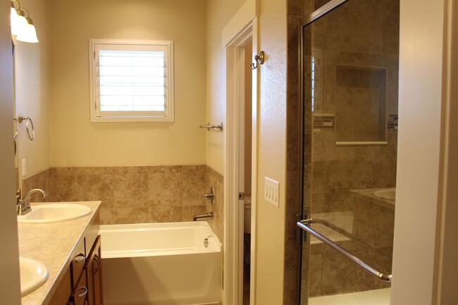Building Photo - Modern Chic 2 Bedroom Condo