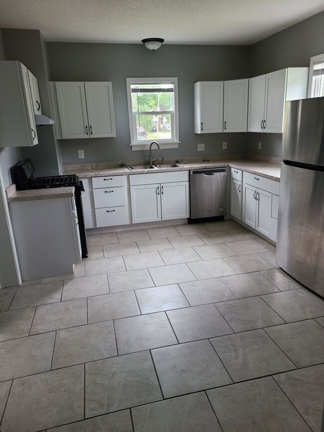 Building Photo - Fully Updated 2 Bedroom 1 Bath House