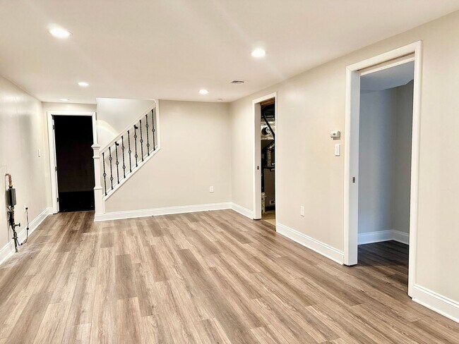 Building Photo - 5 Bedroom 2.5 Bathroom! Parking! Pets Welc...