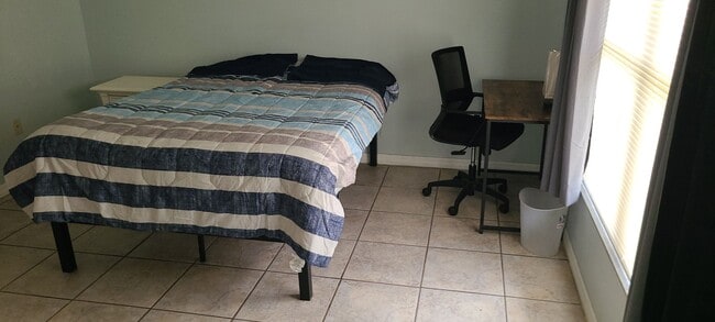 Building Photo - Room for rent. Bedroom and bathroom privat...