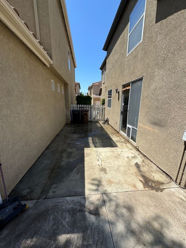 Building Photo - Welcome to this stunning 3-bedroom, 2.5-ba...