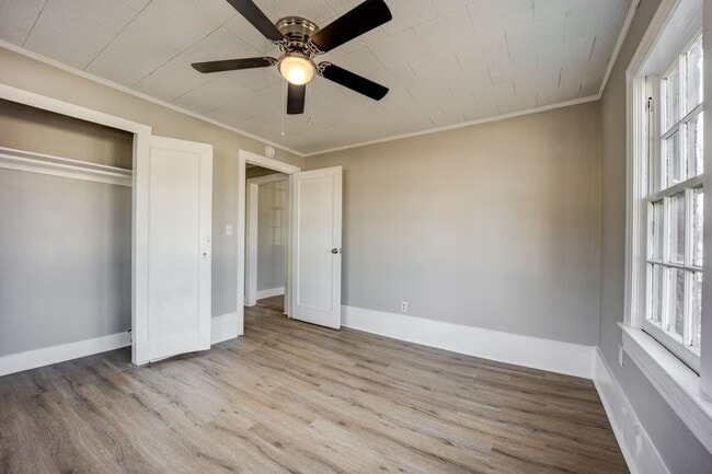 Building Photo - FREE MONTH RENT! Freshly Updated 3 Bedroom House