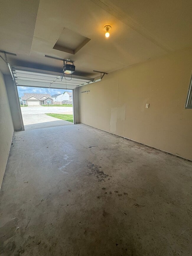 Building Photo - 3 Bedroom Single Family Home