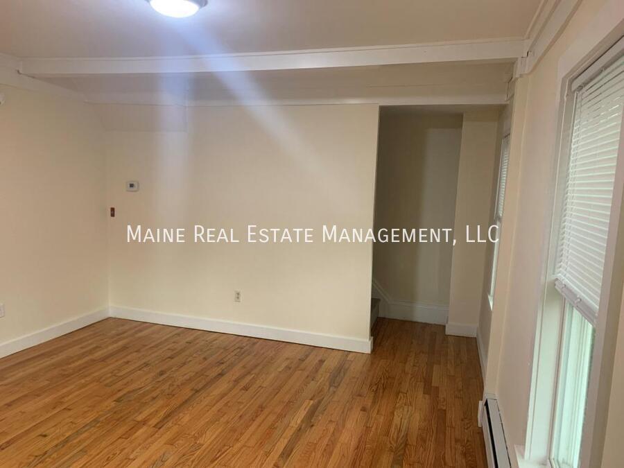 Building Photo - 558 S Main St