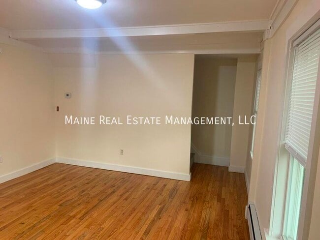 Building Photo - 558 S Main St