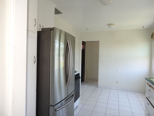Building Photo - Beautiful Duplex with Ocean Breeze