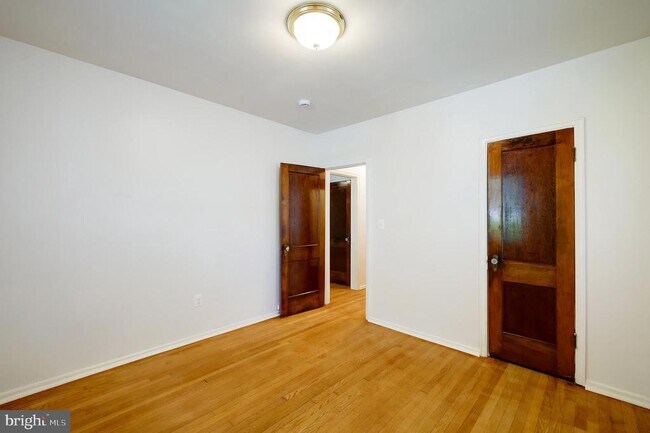 Building Photo - 4851 Crescent St