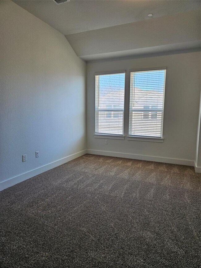 Building Photo - 1518 Roseburg Dr