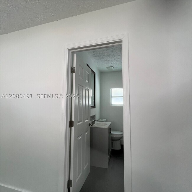 Building Photo - 8 C