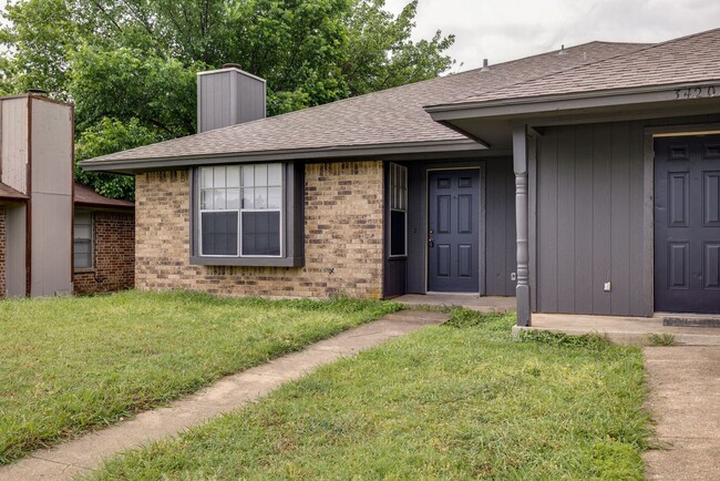 Building Photo - Duplex with back yard and parking spaces