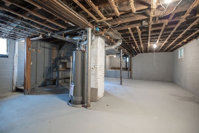 Building Photo - 4 BED 1 BATH SINGLE FAMILY HOME IN CLEVELAND!