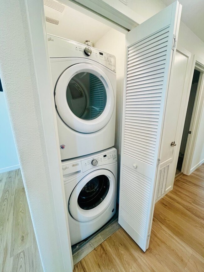 Building Photo - Vibrant 3 BED + 2.5 BA Milpitas Townhouse. Stainless Steel Appliances. Great Location.