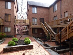 Building Photo - Fabulous 2 BR Condo near German Village!