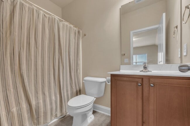 Building Photo - 4 Bedroom Home with 2 Car Garage & Fenced ...