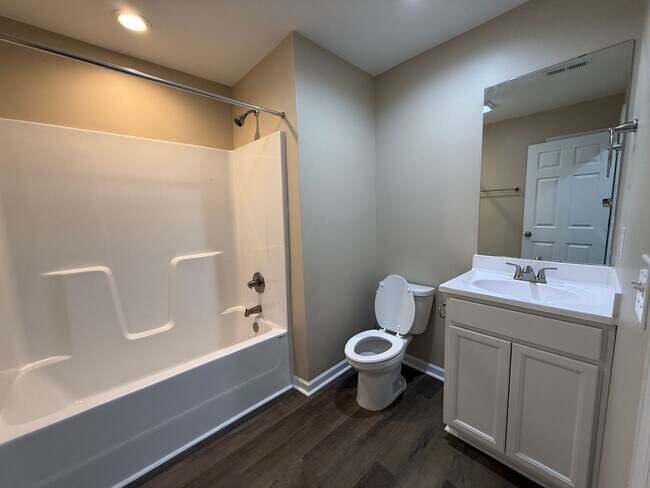 Building Photo - 2 bedroom 2 bath