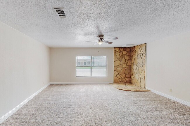 Building Photo - Coming Soon! Comfortable 3 bd / 2 ba Home for Lease in Cleburne