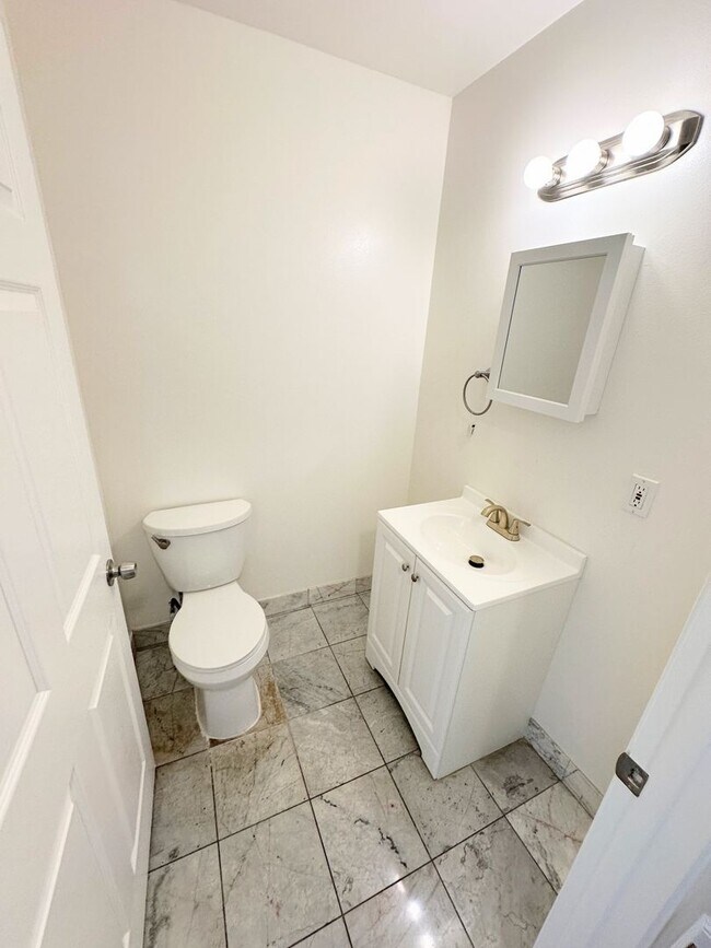 Building Photo - *UP TO 2 MONTHS FREE RENT* 5bd/1.5ba, Inqu...
