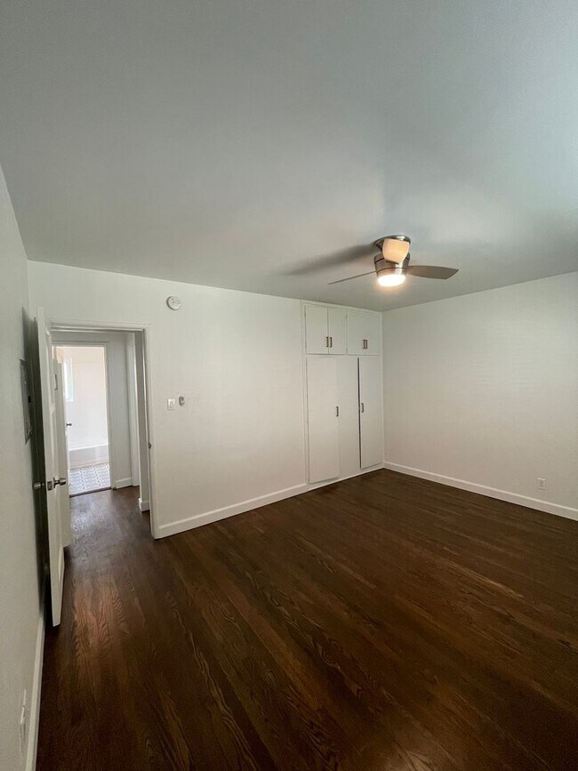 Building Photo - Remodeled 2BR in NoHo – Brand New Kitchen, 2 Parking Spaces, Walk to NoHo West Mall