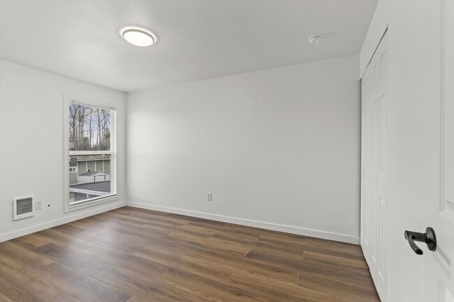 Building Photo - Cute 3 bed 2 bath town home