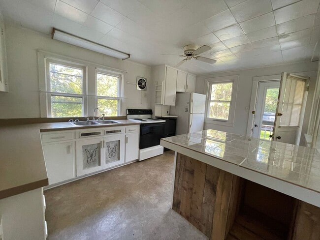 Building Photo - Two-Bedroom House