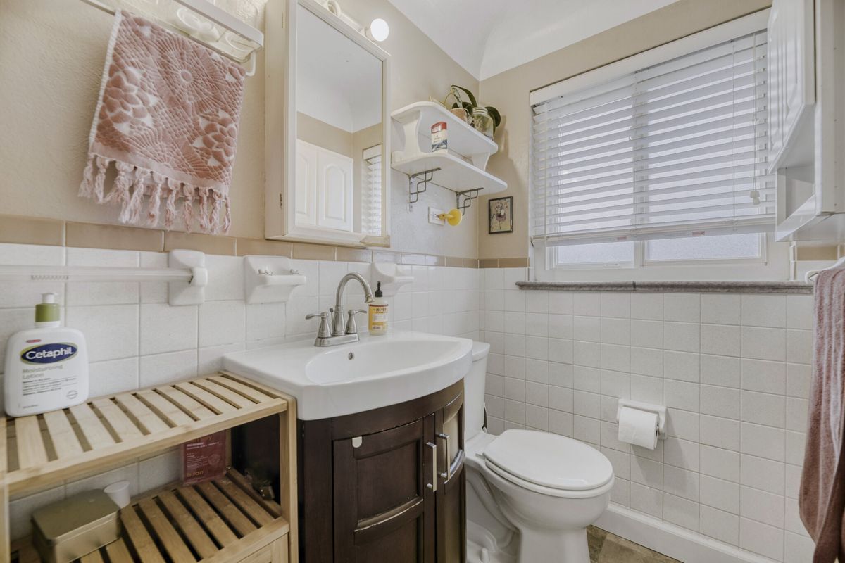 Building Photo - 2160 Osceola St