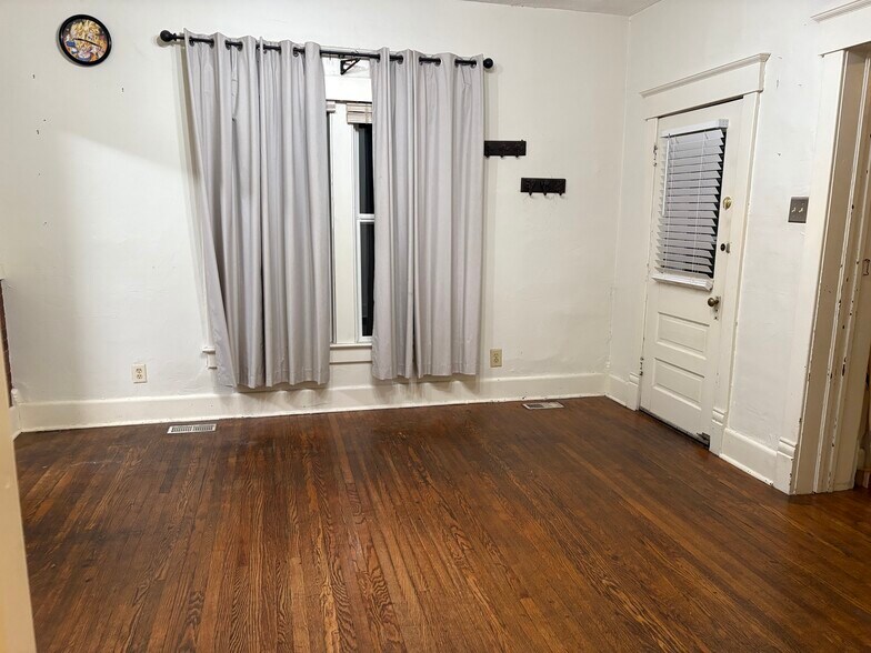 Living room - 302 W Illinois St