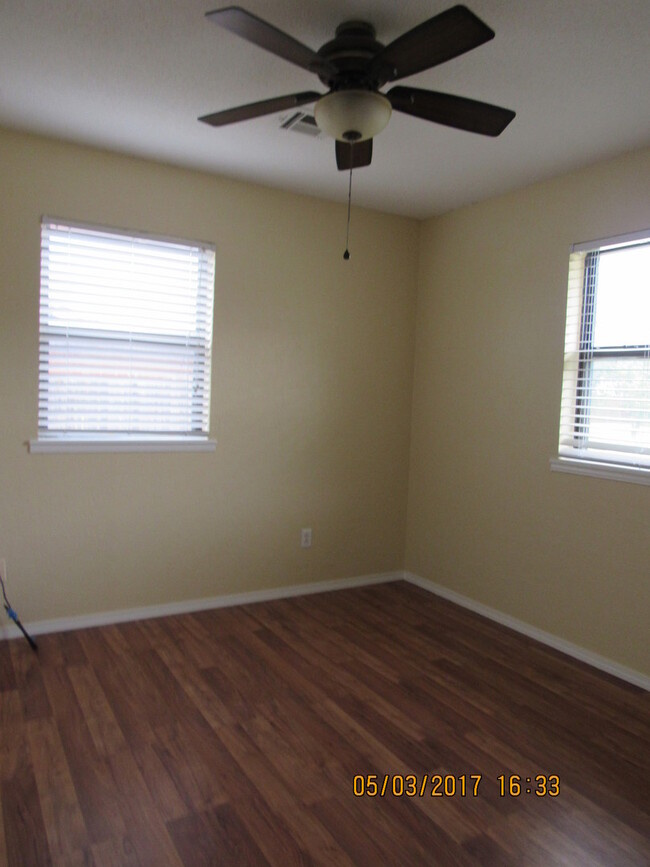 Building Photo - Very nice spacious home! No Carpet! Pet Fr...