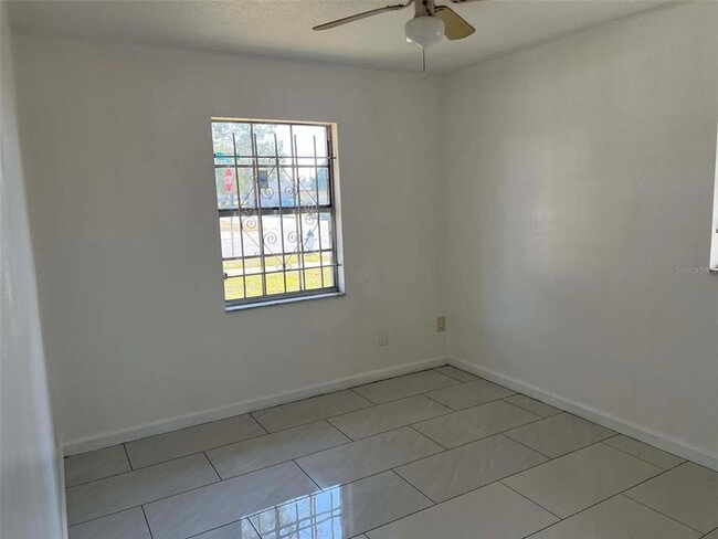 Building Photo - 1662 Cresthaven Ave