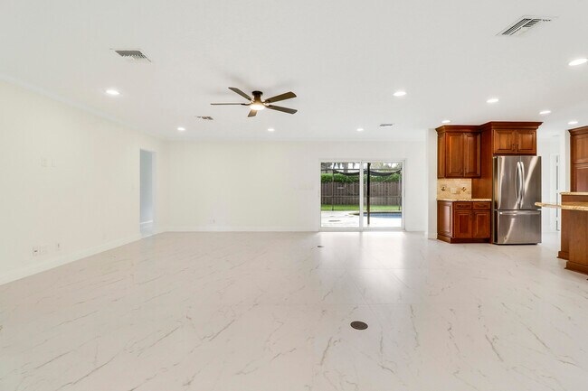 Building Photo - 100 SW 15th Ct