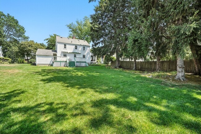 Building Photo - 40 Fairway Dr