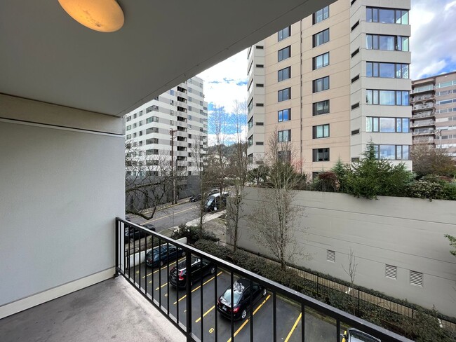 Building Photo - 2Bed 2Bath Condo in Goose Hollow - Garage ...