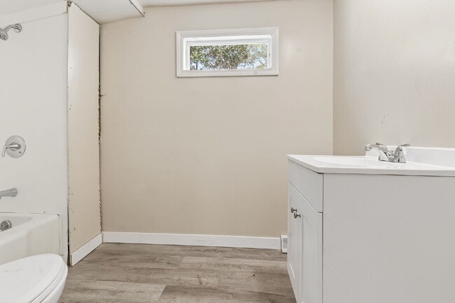 Building Photo - 409 Meadow Rd