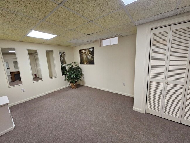 Building Photo - 1 Bedroom, 1.5 Bath Quarry Townhouse