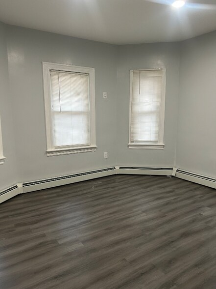 Building Photo - 147 Prudence Ave