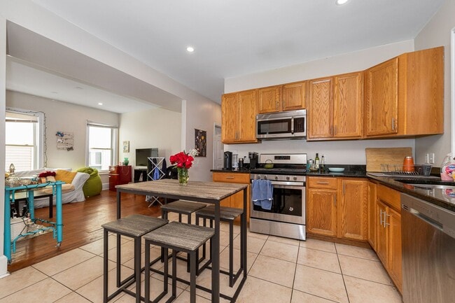 Building Photo - Nicely Priced 4-bed, 2-bath Mission Hill Apartment