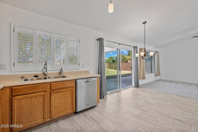 Building Photo - 1250 W Canary Way