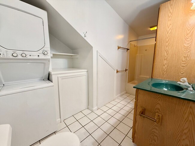 Building Photo - Spacious 1-Bedroom Apartment with Private ...