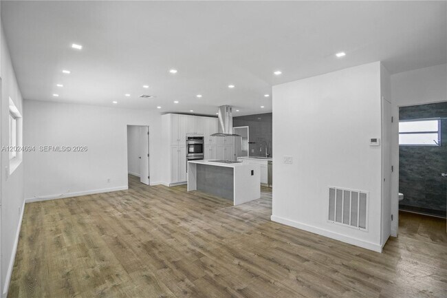 Building Photo - 1081 NE 166th St