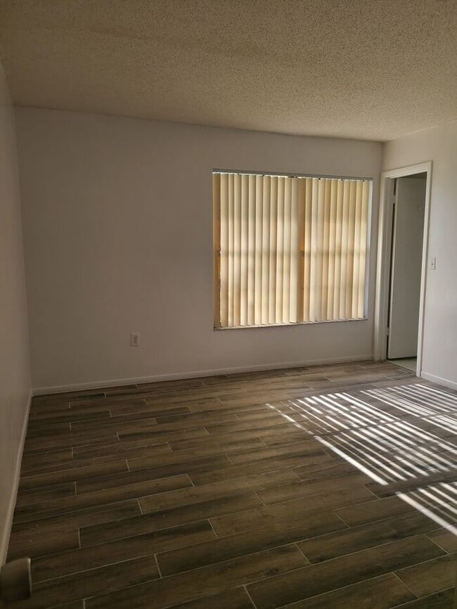 Building Photo - 3 Bedroom Condo, close to airport & shoppi...