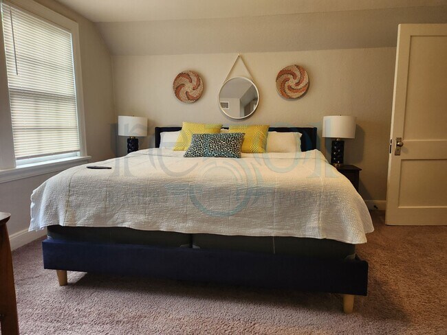 Building Photo - Wonderful Apartment in Hillcrest!