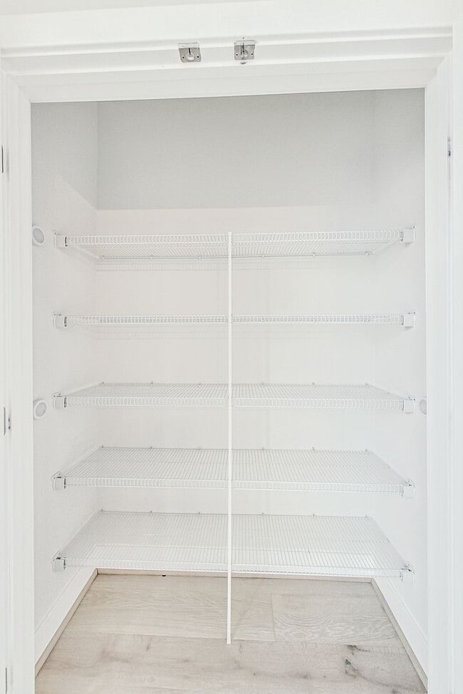 Building Photo - Contemporary 4 bedroom, 3.5 bath Open Concept Townhome!