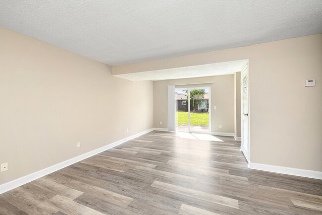 Building Photo - 1121 Alice Dr