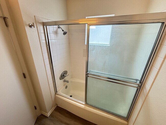 Building Photo - Beautiful 2Bed/2Bath 2nd floor condo located in the Highgate Condos gated community In Summerlin