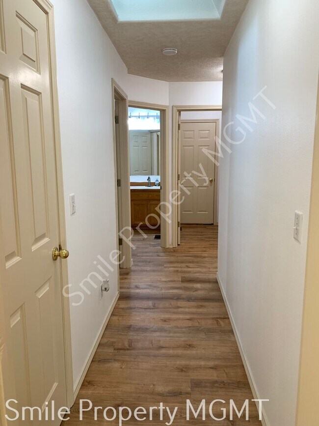 Building Photo - single house