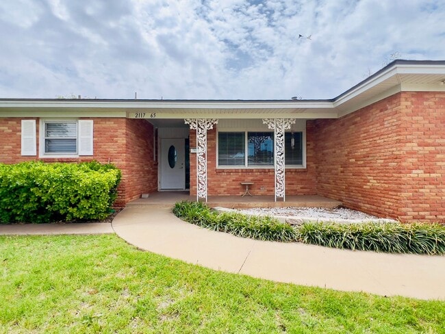 Building Photo - Stunning Large 3 Bedroom Home!