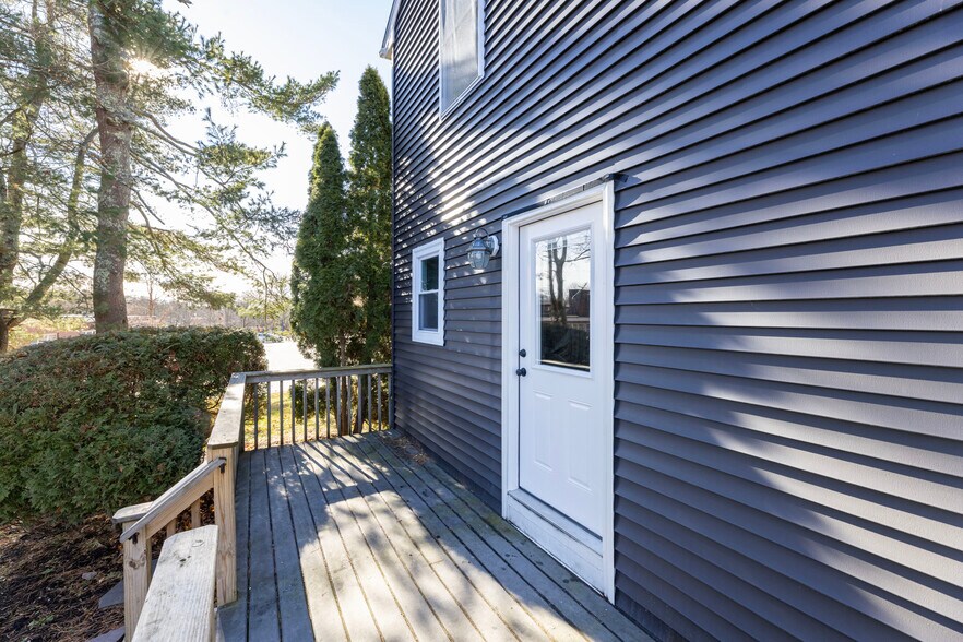 Building Photo - 5 School Ln