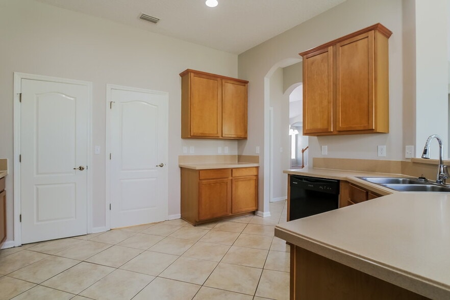 Building Photo - 644 Porta Rosa Circle